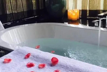 北京大兴区水疗池中的失重冥想：当身体学会漂浮